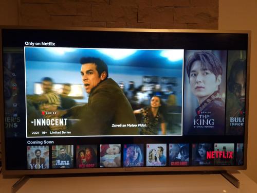 コパオニクにあるMilmari P79の映画付きテレビ画面