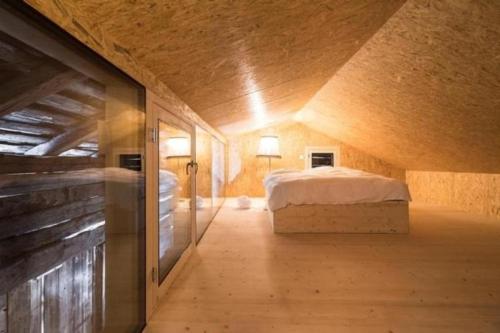 duży pokój z łóżkiem w środku w obiekcie Mayen à Madeleine w mieście Haudères