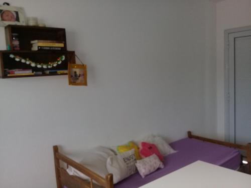 Una habitación con una cama con juguetes. en san vicente en Olavarría