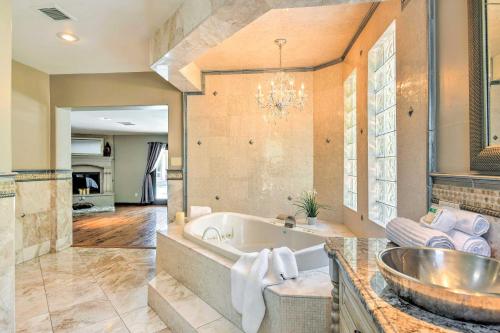 La salle de bains est pourvue d'une baignoire et d'un lavabo. dans l'établissement ScottsdaleandParadise Valley Estate 2 Mi to Old Town, à Scottsdale