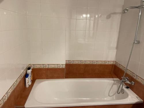 uma banheira na casa de banho com um chuveiro em Apartamento familiar en Benasque em Eriste