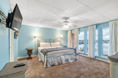 A bed or beds in a room at The Treehouse On the Bay