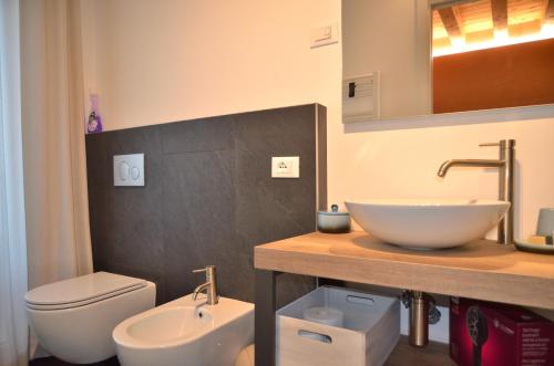 y baño con lavabo y aseo. en CA MATTA luxury and relax, en Noale