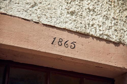 a number on the side of a building at Ferienwohnung "Alte Pleiner Mühle" in Plein