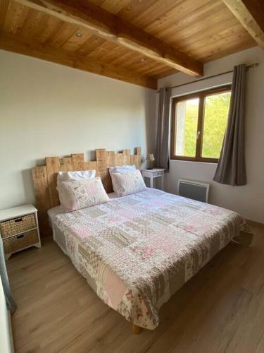 ein Schlafzimmer mit einem Bett in einem Zimmer mit einem Fenster in der Unterkunft Chalet Soubeyran in Guillaumes