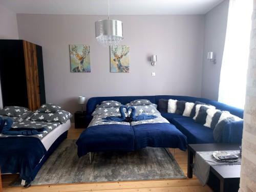 uma sala de estar com duas camas e um sofá em Blanka Villa Wellness Home em Bakonyszentlászló