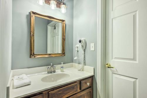 y baño con lavabo y espejo. en Huddleston Condo Rental on Smith Mountain Lake!, en Huddleston