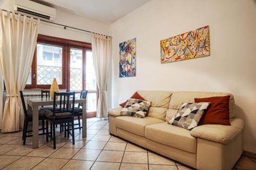 sala de estar con sofá y mesa en Apartment Il Tettuccio di Valerio, en Roma