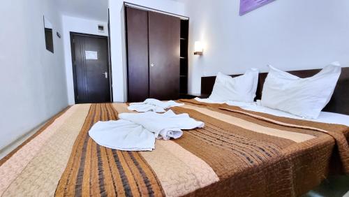 Ένα ή περισσότερα κρεβάτια σε δωμάτιο στο Hotel Azur