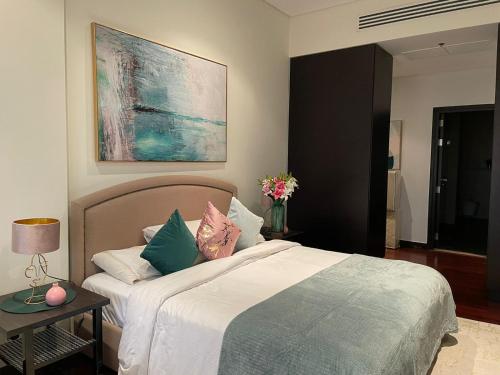 - une chambre avec un lit et une peinture murale dans l'établissement Luxury 1BR apartment in Anantara Hotel Palm Jumeirah connected Anantara Hotel, à Dubaï