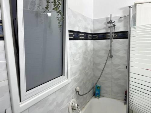 a bathroom with a shower with a glass door at Luxury Villa 6BR with Swimming Pool by Beach - Villa Costa in Rishon LeẔiyyon