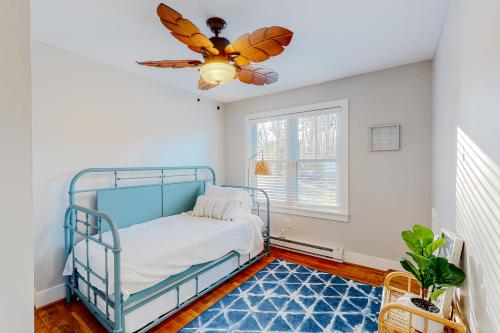 - une chambre avec des lits superposés bleus et un ventilateur de plafond dans l'établissement Peace of Mind, à Berlin
