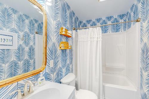 niebiesko-biała łazienka z toaletą i wanną w obiekcie Peace of Mind w mieście Berlin