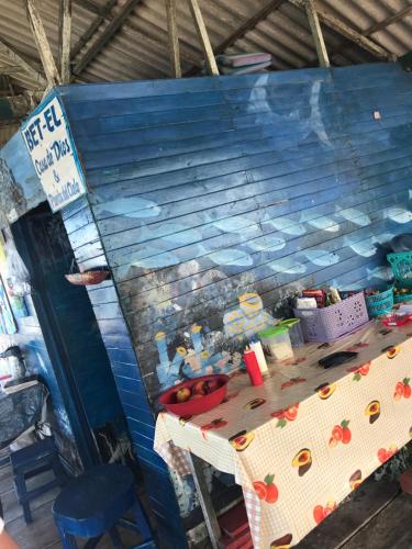 a blue wall with a table with food on it at Cabaña Coveñas Los García in Coveñas