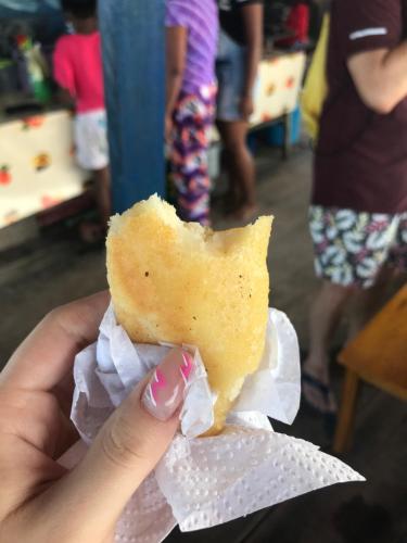 a person holding a piece of food in their hand at Cabaña Coveñas Los García in Coveñas