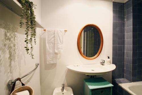 y baño con lavabo y espejo. en El Rincón del Puerto, en Santander