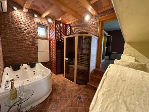 y baño grande con bañera y ducha. en B&B Villa Angelina en Rogaška Slatina