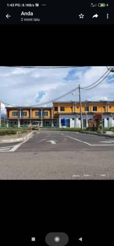 een foto van een lege straat met een gebouw bij D Fahmi Homestay in Tuaran