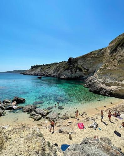 a group of people on a beach near the water at Mary Rose ideale per 2 famiglie o gruppi di amici in Spongano