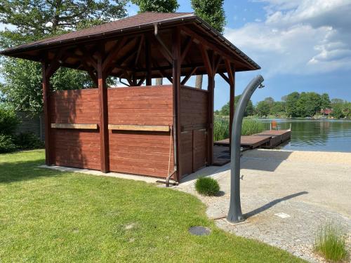 Imagen de la galería de Domek z prywatną plażą, en Radzyń