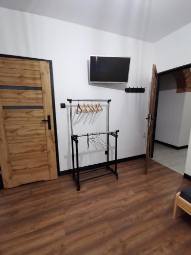 a room with a door and a tv on a wall at Stalowy Gościniec in Stalowa Wola