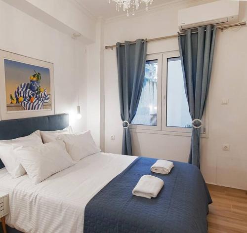 Un dormitorio con una cama grande con dos toallas encima. en Acropolis Thisio Apartment 2 bedrooms 2 bathrooms, en Atenas