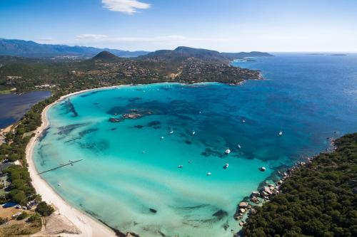 una vista aerea di una spiaggia con acqua turchese di Hotel Carre Noir a Porto Vecchio