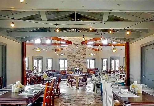 Restoran või mõni muu söögikoht majutusasutuses 8BR House/21 Beds @ Spring Lakes Ranch - Fish/Swim