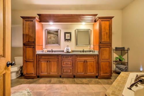 Koupelna v ubytování Tryon House with Hot Tub - Near Equestrian Centers!