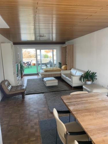 a living room with a table and a couch at Apartment Heinrich mit Ausstellung E-Rechnung in Heddesheim