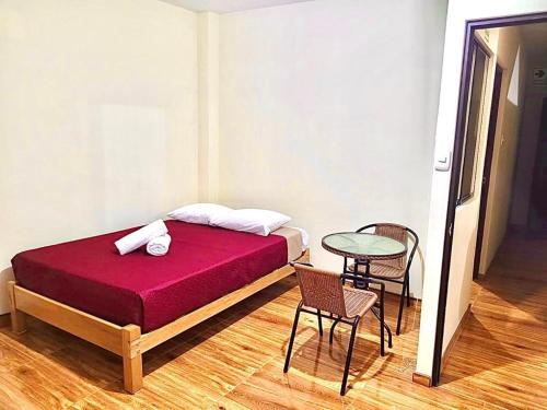 a bedroom with a bed and a table and chairs at Hospedaje La Posada del Chino in Los Órganos