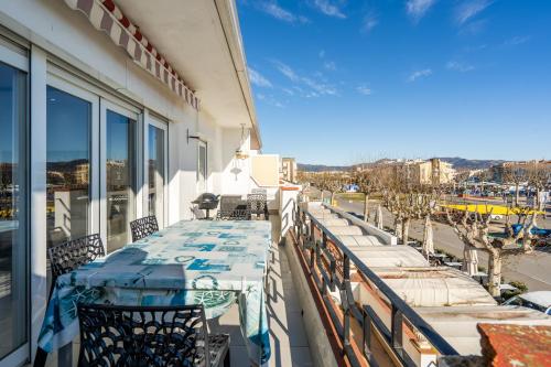 - un balcon avec une table et des chaises dans un bâtiment dans l'établissement Apartamento Welcs EMP-048-con Terraza y Vistas, à Empuriabrava