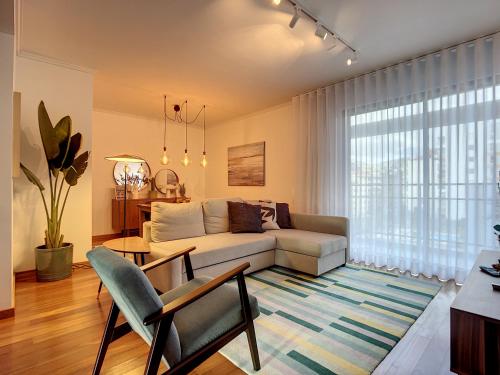 salon z kanapą i stołem w obiekcie Terrace Apartment by Atlantic Holiday w Funchal