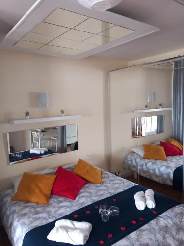 1 dormitorio con 2 camas, toallas y espejos en Teide & Mar Vistas, en Tacoronte