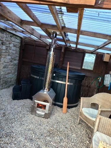 Un lugar para sentarse en The Hideaway with hot tub