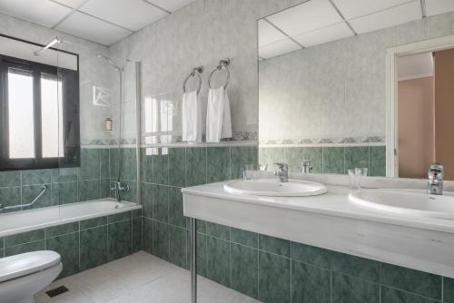 Bilik mandi di Hotel Rio Badajoz