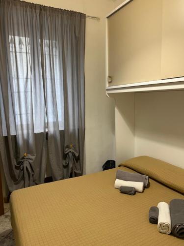 una camera da letto con due letti e una finestra di Casa Serena a Torino