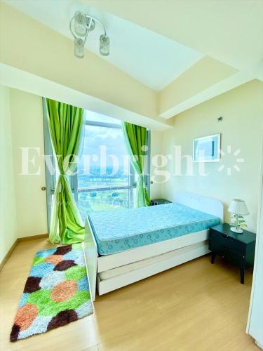 - une chambre avec un lit, une fenêtre et un tapis dans l'établissement A place that promotes calmness and tranquility., à Manille