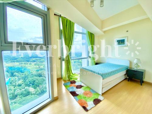 - une chambre avec un lit et une grande fenêtre dans l'établissement A place that promotes calmness and tranquility., à Manille