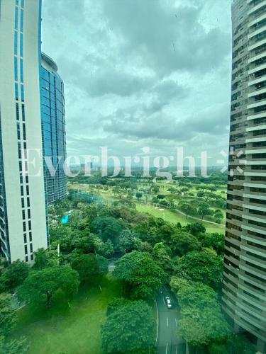- une vue sur une ville avec de grands bâtiments et des arbres dans l'établissement A place that promotes calmness and tranquility., à Manille