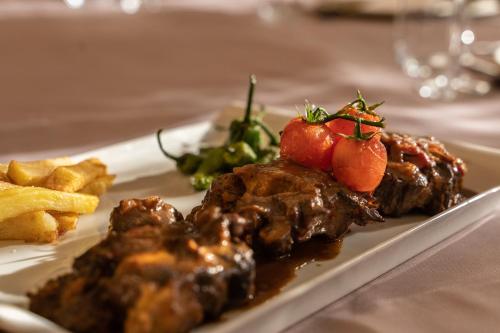 Makanan di atau berdekatan hotel