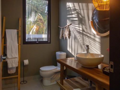 La salle de bains est pourvue d'un lavabo et de toilettes. dans l'établissement Fishermans Resort Life, à La Libertad