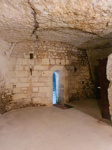 a room in a castle with a door in it at Domaine Le Clos de la Source - Spa - Petit déjeuner buffet - Atelier d'art in Montrichard