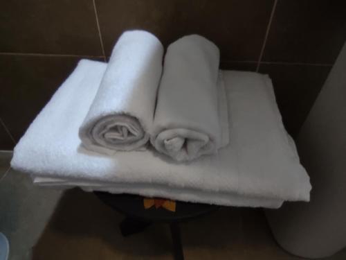 una pila de toallas sentadas sobre una mesa en Jujuy 303 en San Miguel de Tucumán