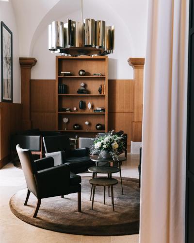 a living room with chairs and a table at Hôtel Chais Monnet & Spa in Cognac