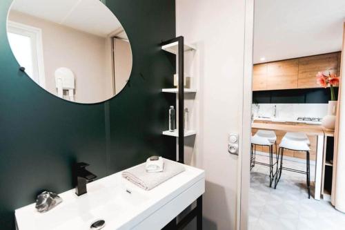 La salle de bains est pourvue d'un lavabo blanc et d'un miroir. dans l'établissement Chalet Teifëlslee, à Goebelsmuhle