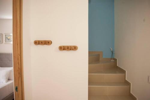 a room with stairs and a door with two handles at Apartamento Duplex - Aqua Guatape in Guatapé