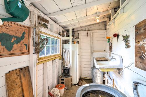 Elle comprend une petite cuisine équipée d'un évier et d'un réfrigérateur. dans l'établissement Charming Tiny Cottage with Boat Dock on Crooked Lake, 