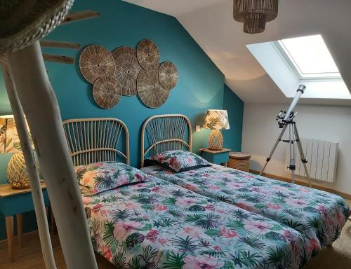 une chambre avec un lit dans une pièce dans l'établissement La Réjardière aux portes de Brocéliande, à Iffendic