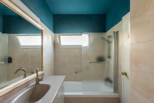 W łazience znajduje się umywalka i prysznic. w obiekcie Selina Mantur Almog Dead Sea w mieście Almog